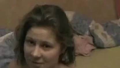 O ver filme de sexo gratuito mel de Goldenshower masturba-se com o brinquedo da vagina.