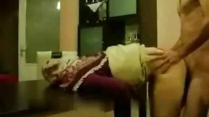 cabra anal filme pornô anal gratuito Sadie Holmes a corar com um grande pénis preto no sofá do casamento