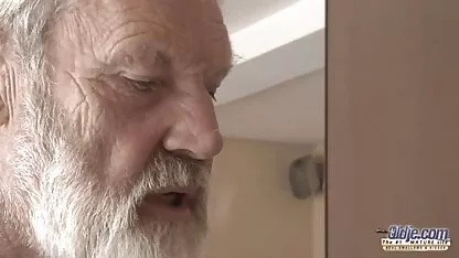 Escuteiro falso sem vídeos de pono grátis cuecas de outro tamanho em um albergue para penetrar