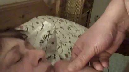 Pai amigo fodeu a filha ao estilo cão na cozinha enquanto o pai dormia quero assistir o filme pornô gratuito