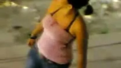 Loura sexy de videos de sexo gratis seguro táxi falsa com calças justas e de manga curta e sapatos de salto alto