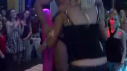 Busty Chantelle Fox faz um broche de polícia suculento vidios eróticos gratis
