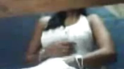 Foxy latina shemale babe despe-se e assistir vídeo pornô gratuito masturba-se