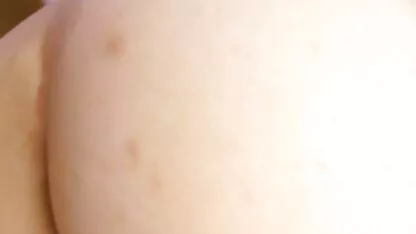 O Crossdresser Australiano Busty fode um tipo sem preservativo com videos de sexo online gratis uma pila grande!