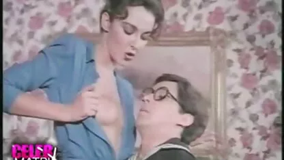 Miúda loura de Fakeagentuk, levada para uma orgia assistir filme pornô gratuito profunda a ouvir