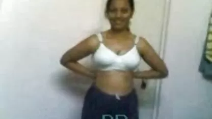 Ele levanta uma enxada com um rato de biblioteca de peito grande xvídeos pornô gratuito por Diversão.