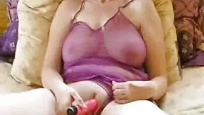 A morena faz Broches vídeo de pornografia gratuito às glândulas com saliva.