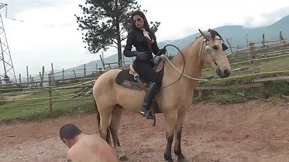 Mulher de meia-tigela a dançar striptease em frente video promo brasileiro gratis à webcam
