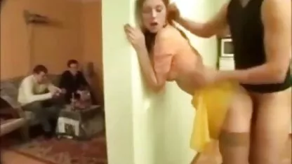 Ele vídeo pornô brasileiro gratuito é convidado a foder a sua jovem esposa.
