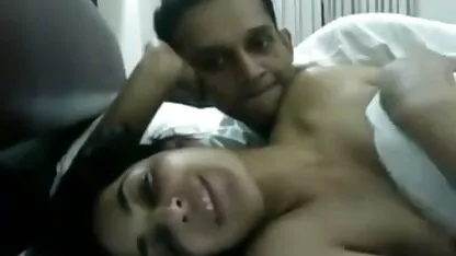 loira em lingerie tem um orgasmo a urinar vídeos pornô de grátis