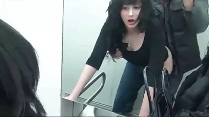 A miúda de 18yo assistir vídeos pornográficos gratuitos Amadora faz roupa sexy para um pornógrafo insaciável.