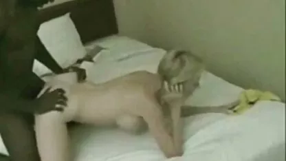 Emma Hart não perde tempo em vão a empurrar a pila vídeos pornô caseiro gratuito pela garganta abaixo.