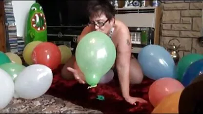 Ebony tranny babe Dirty Dancing ass and fingering solo vídeos de pornô gratis