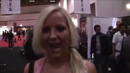 A Dolly Darko fode-lhe as mamas grandes com um baú Preto gigante. videos de sexo gratuito brasileiro