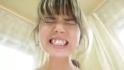 babe adora um chuveiro dourado no sexo gratis com velhos ginásio