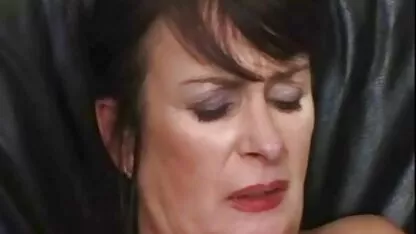 A Busty vodeo pormo gratis babe fodeu À Canzana num bar debaixo de uma câmara escondida.