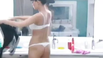 Miúdas com Rata peluda a meter-se com homens assistir vídeos pornográficos gratuitos a três