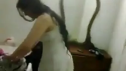 A mulher loira leva a pila do marido na boca, impedindo-o de ver um quero ver vídeo de pornô gratuito filme.