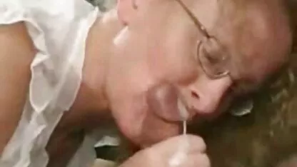 Um transexual sensual ver vídeo pornô gratuito na casa de banho, um caralho gigante!