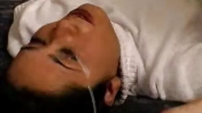 elegante vídeo pornô gratuitamente Idiota engole esperma.